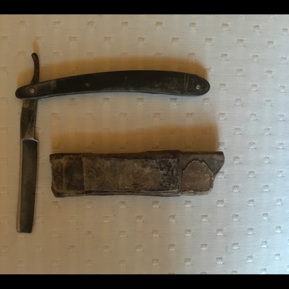 Antique Straight Edge Razor & Case